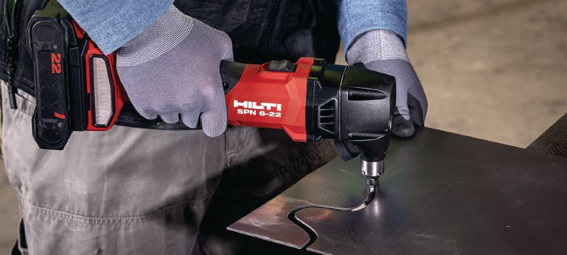 SPN 6-22 CN 充電式電衝剪 這款高效能的充電式電衝剪適用於切割金屬薄板和型材，速度更高且變形率極低 (Nuron 電池充電座) 產品應用 1